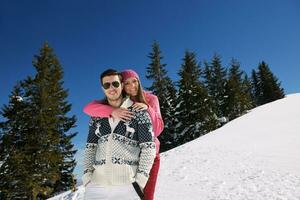 jovem casal de férias de inverno foto