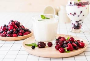 iogurte com frutas vermelhas na mesa foto