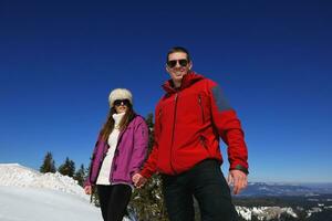 jovem casal de férias de inverno foto