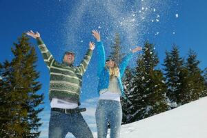 jovem casal na cena de neve do inverno foto