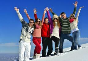 amigos se divertem no inverno na neve fresca foto