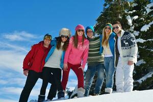 diversão de inverno com grupo de jovens foto