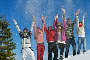 diversão de inverno com grupo de jovens foto