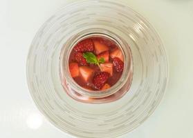 sobremesa caseira panna cotta com molho de morango foto