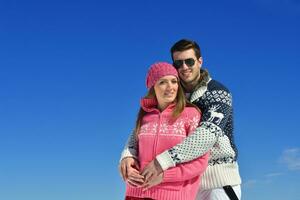 jovem casal na cena de neve do inverno foto