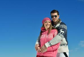 jovem casal na cena de neve do inverno foto