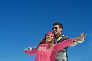 jovem casal na cena de neve do inverno foto