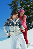 jovem casal na cena de neve do inverno foto