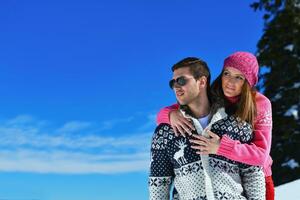 jovem casal na cena de neve do inverno foto