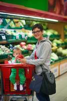 mãe com bebê em compras foto