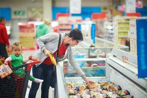 mãe com bebê em compras foto