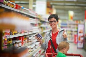 mãe com bebê em compras foto