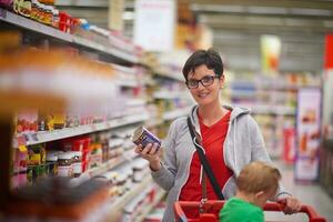 mãe com bebê em compras foto