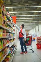 mãe com bebê em compras foto