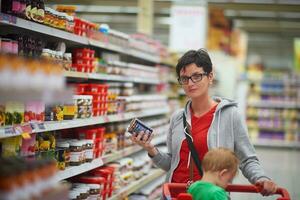 mãe com bebê em compras foto