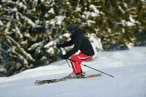 pessoas de inverno diversão e esqui foto