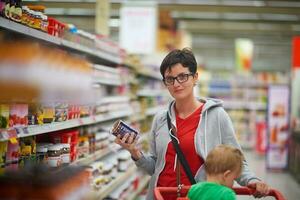 mãe com bebê em compras foto