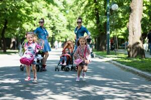 mãe de gêmeos com filhos no parque da cidade foto