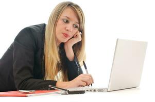 uma jovem trabalha no laptop isolado no branco foto
