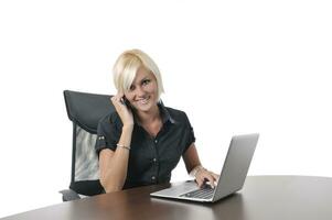 jovem o negócio mulher trabalhando dentro escritório em computador portátil foto