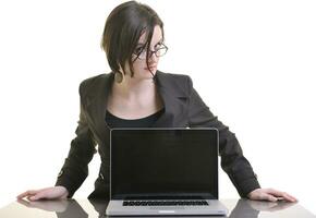 mulher de negócios trabalhando no laptop isolado no branco foto