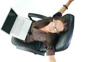 mulher de negócios com laptop isolado no branco foto