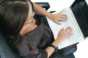 mulher de negócios com laptop isolado no branco foto