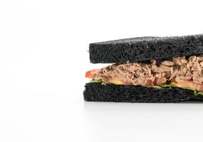 sanduíche de atum com carvão no fundo branco foto