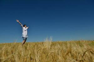 jovem no campo de trigo no verão foto