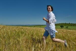 jovem no campo de trigo no verão foto