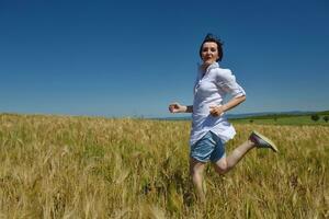 jovem no campo de trigo no verão foto