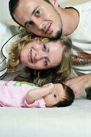 retrato interno com família jovem feliz e bebezinho fofo foto