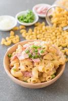 macarrão com queijo e presunto na mesa foto