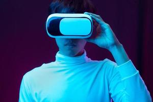 jovem asiático usando óculos de realidade virtual assistindo 360 graus vdo