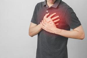 homem tem dor no peito sofrendo de doenças cardíacas, doenças cardiovasculares foto