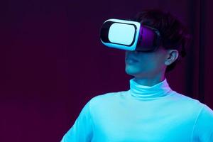 jovem asiático usando óculos de realidade virtual assistindo 360 graus vdo foto