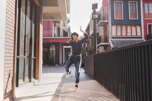 jovem asiática feliz ouvindo música com fones de ouvido foto