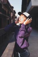 jovem asiática feliz ouvindo música com fones de ouvido