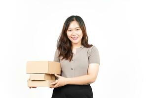 segurando a caixa do pacote ou caixa de papelão de linda mulher asiática isolada no fundo branco foto