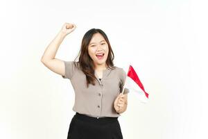 segurando Indonésia bandeira feliz para Indonésia independência dia 17 agosto do lindo ásia mulher foto