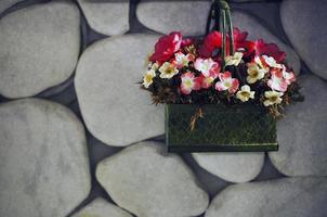 flores e folhas coloridas da flora romântica viva foto