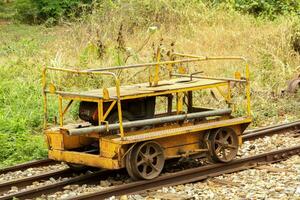 pequeno trem manutenção veículo usava para transporte uma equipe do manutenção técnicos para viagem rapidamente para restaurar estragado Ferrovia faixas. foto