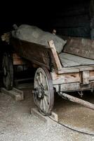 vintage carrinho dentro a celeiro foto