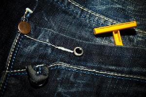 calça jeans velha e lâmina de barbear no bolso foto
