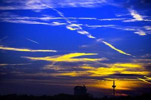 nuvens escuras e suaves no céu foto