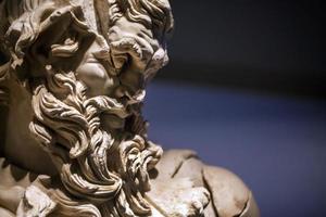 estátua de mármore grego antigo foto
