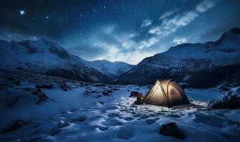 tirar o fôlego inverno panorama com uma barraca em uma coberto de neve pico debaixo uma estrelado céu. ai generativo foto