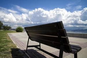 as cadeiras assentos perto do conceito de férias à beira-mar foto