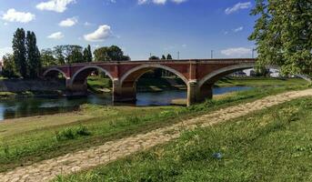 velho ponte sobre a kupa rio dentro sisak, Croácia foto