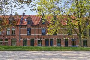 tradicional vermelho tijolo casas dentro Bruges, Bélgica foto